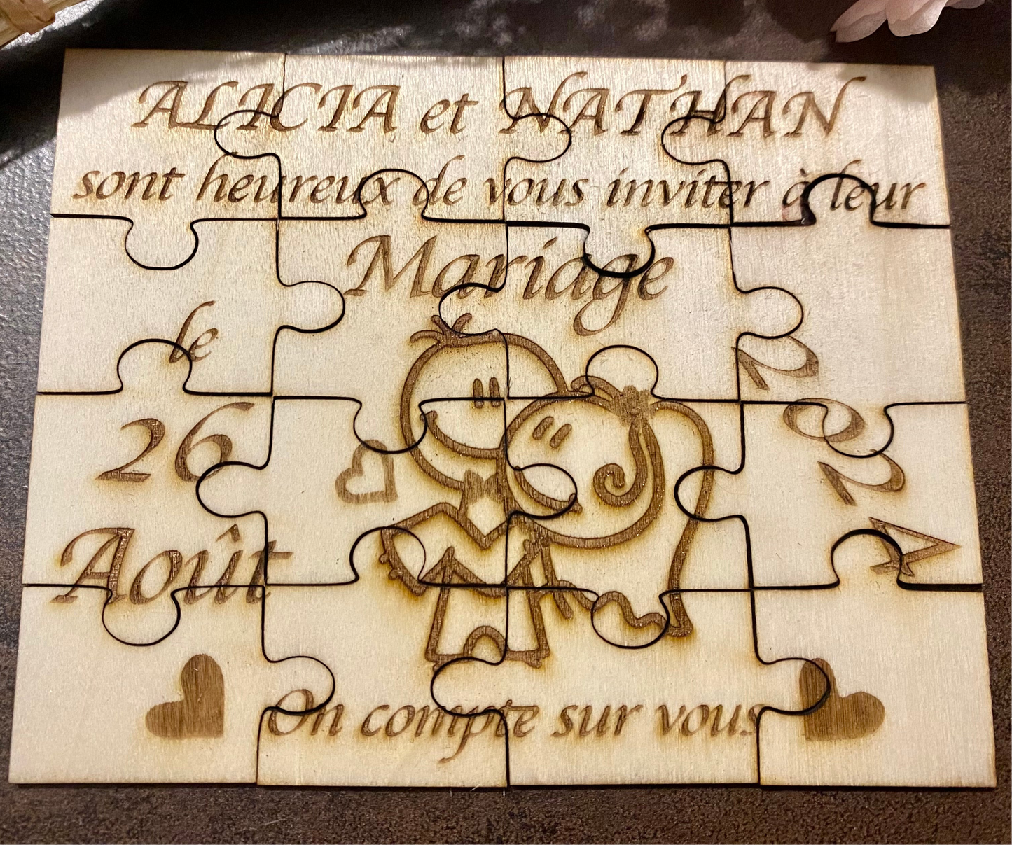 Lot de Faire-parts Puzzle « dessin Mariés » personnalisables par le texte : date et prénoms